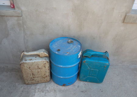 vand canistre si un butoi pentru benzina si motorina