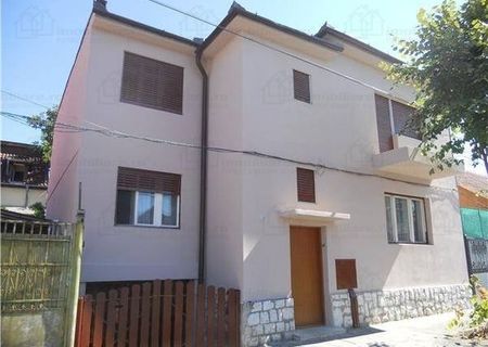 Vand casa cu etaj, 8 camere, in zona linistita Vand casa cu etaj, 8 camere, in zona linistita