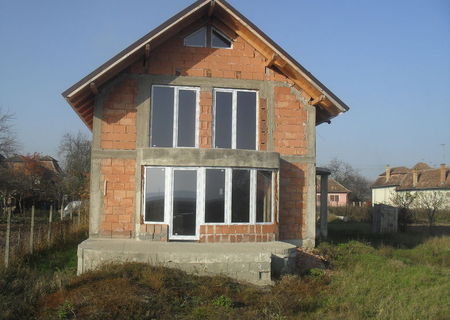 VAND CASA IN ROSU