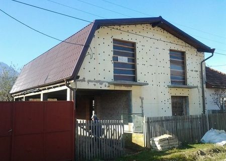 Vand casa la gri in Zarnesti Vand casa la gri in Zarnesti