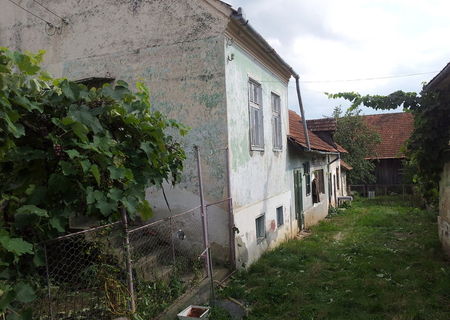 Vand casa mare saseasca cu gradina si  sura ,pret negociabil