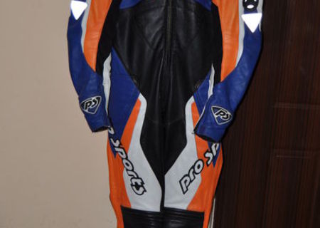 Vand costum moto piele marca PRO SPORTS stare foarte buna