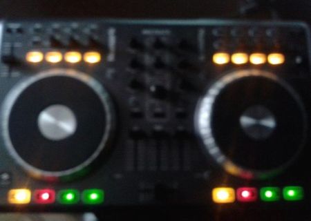 Vând DJ Controllers Numark MixTrack (Repede)