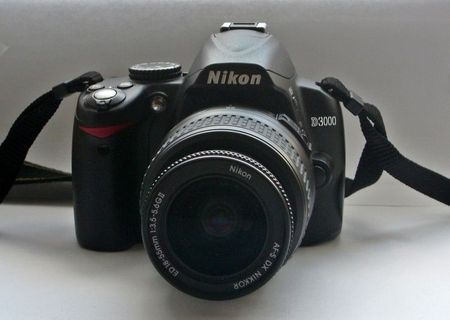 Vand DSLR Nikon D3000, obiectiv 18-55 VR