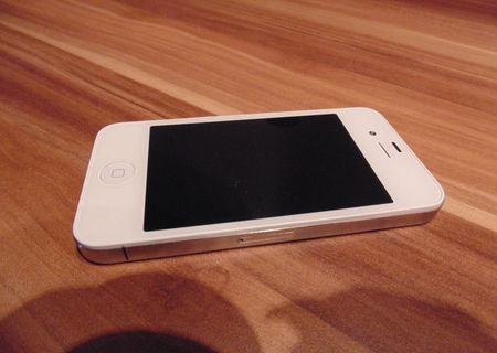 Vand Iphone 4 alb 32GB  ,900 lei