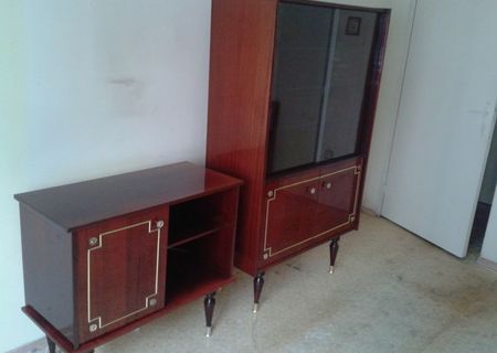 VAND MOBILA LA SET DE TREI BUCATI IN STARE FOARTE BUNA