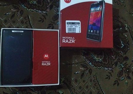 Vand Motorola RAZR XT910 16 Gb +cutie cu accesorii