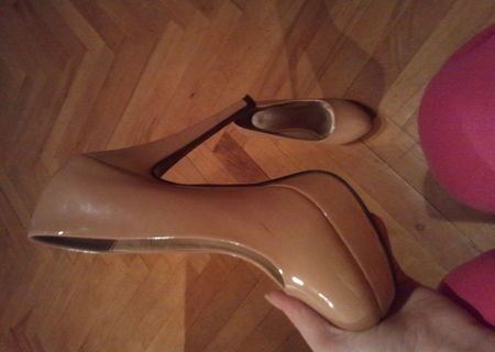 Vand pantofi nude