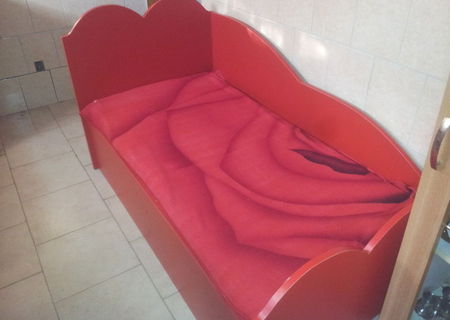 vand pat si noptiera de fetite culoare rosie in forma de inimioara vand pat si noptiera de fetite culoare rosie in forma de inimioara