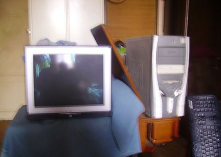 Vând PC + accesorii , Windows original