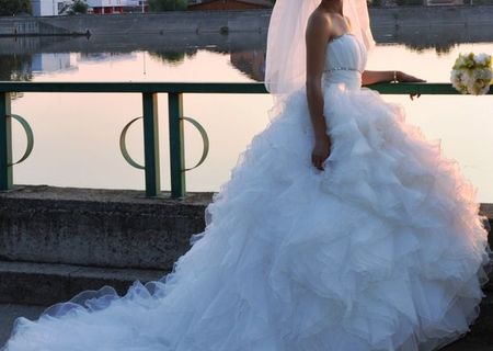 Vand rochie de mireasa printesa cu trena +crinolina Vand rochie de mireasa printesa cu trena +crinolina