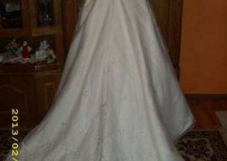 Vand rochie mireasa cu trena model 2010..PRETUL E NEGOCIABIL