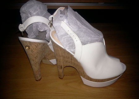 Vand sandale Guess originale noi