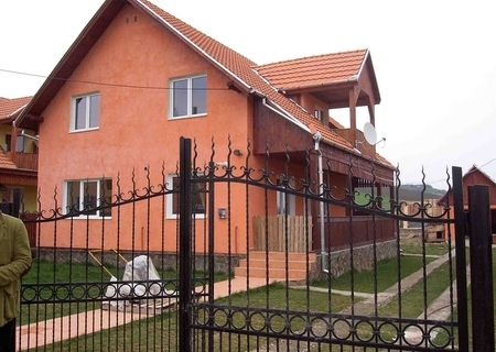 Vand sau schimb casa mare cu etaj+700 mp