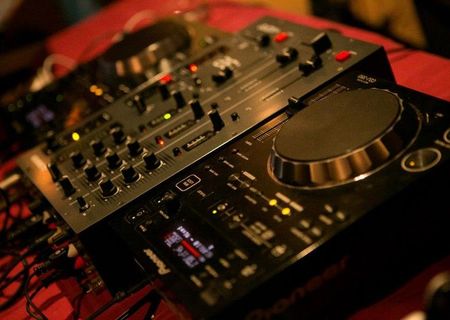 Vand Set pupitru CDJ PIONEER 350 & MIXER ALLEN&HEATH; XONE 32 Vand Set pupitru CDJ PIONEER 350 & MIXER ALLEN&HEATH; XONE 32