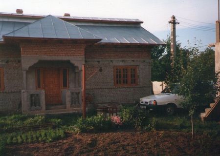 Vând spaţiu comercial+garaj, mansardă + locuinţă corespunzătoare