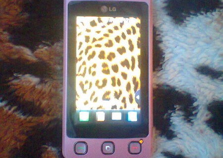 vand telefon lg kp500 de culoare roz.