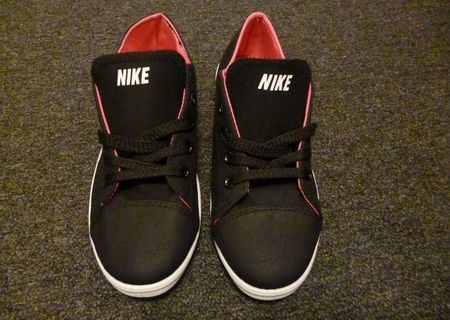 Vand Tenisi NIKE dama Tenesi Negru Calitate Garantata!! Super Preturi! Vand Tenisi NIKE dama Tenesi Negru Calitate Garantata!! Super Preturi!