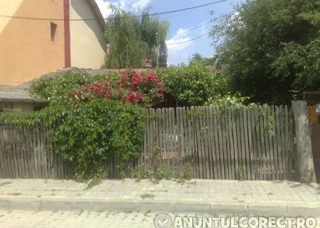 Vand teren cu casa demolabila