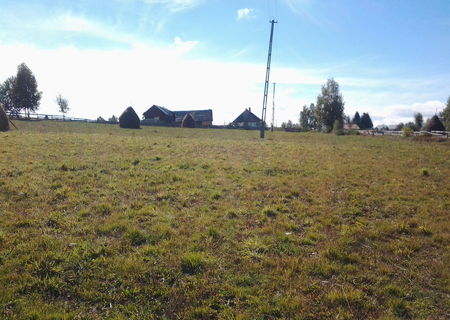 Vand teren intr-o zona linistita