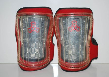 Vand tibiere Role/Skate marca Triple Eight (rosii) Vand tibiere Role/Skate marca Triple Eight (rosii)