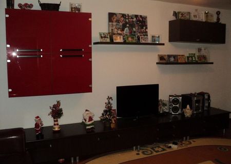 Vand urgent apartament 3 camere decomandat.
