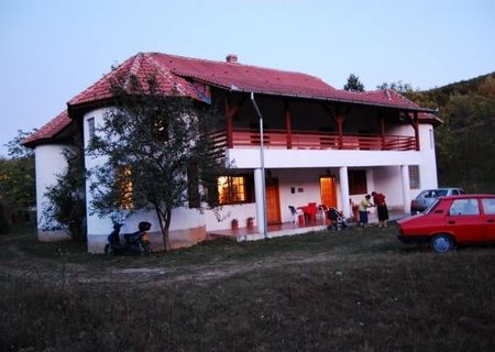 Vand vila duplex pe Valea Finisului