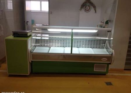 Vând vitrina + cântar