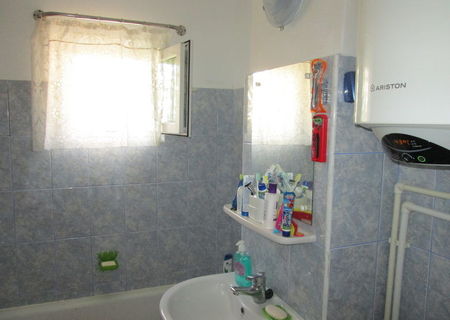 vind apartament 3 camere decomandat