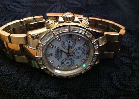 Vind ceas Rolex Daytona 18k placat cu dianamte pe cadranu interior si pietre pe cadranu exteriot.