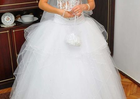 Vind rochie de mireasa tip printesa
