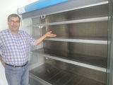 aproape noi: vitrine frigorifice, cuptor paine, refrigerator, rafturi modulare