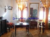 Casa cu 6 camere de vanzare, situata intr-un cartier central de vile, in apropierea Halei Traian - Calea Calarasilor. Este finisata cu gresie, faianta, parchet, are geamuri termopan, aer conditionat, centrala termica, incalzirea facandu-se cu sobe de terac