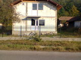 Casa la rosu