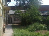 central, in spatele magazinului casa modei casa 45 mp,