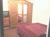 inchiriez 2 camere la curte