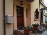 inchiriez apartament 3 camere si demisol