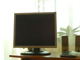 Monitor HP si tastatura Logitech