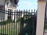 proprietar 2 case aceeasi curte