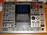 Roland MC 909 Sampling Groovebox