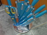 set cutite albastru cu suport
