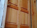 Uşă de exterior din lemn de cireş.