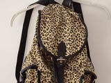 Un rucsac leopard din BERSHKA, stare ca nou.