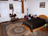 Vand apartament 3 camere semidecomandat la casa