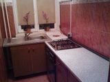 Vand apartament cu 2 camere renovat, termopane, usa metalica, parter