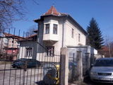 vând apartament în casă tip vilă