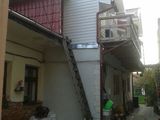 Vind casa la curte