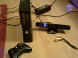 Xbox 360 Slim 4 GB varianta cu Kinect + controller